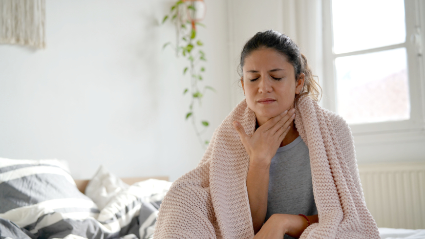 Några vanliga symtom vid covid-19 är feber, hosta, andnöd, halsont och huvudvärk. Foto: Shutterstock